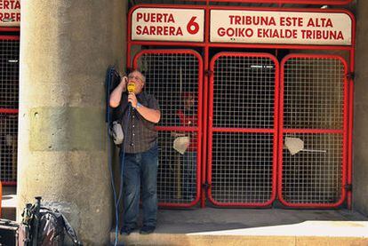 Un periodista de la SER en la puerta del estadio de San Mamés, al que no pudo acceder.