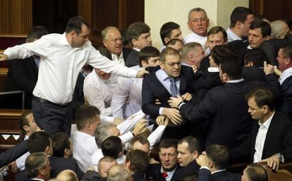 Diputados del gobierno y de la oposición se enzarzan en una pelea durante la sesión del Parlamento "Verkhovna Rada" ucranio en Kiev.