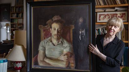 Sonia Garcia, hija del escritor Francisco Garcia Pavon con el retrato de juventud pintado por Antonio Lopez.B. P.