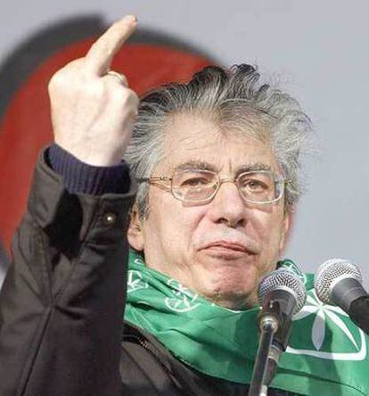 Bossi, líder de la Liga Norte, hace un gesto ofensivo a la bandera italiana.