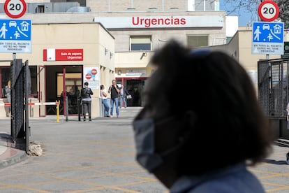 Una mujer con mascarilla, este viernes ante la puerta de Urgencias del Hospital Gregorio Marañón, en Madrid.