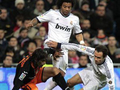 Carvalho disputa un balón a Banega ante la presencia de Marcelo.
