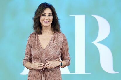 La periodista y presentadora de Telecinco Ana Rosa Quintana ha anunciado este martes que padece un cáncer de mama y que se aparta temporalmente de la televisión para iniciar un “tratamiento intenso”, del que espera que “todo tenga un final feliz”. A sus 65 años, ha asegurado durante la emisión de su programa sentirse tranquila: “Soy una afortunada. Espero que todo tenga un final feliz. Afortunadamente la investigación y la medicina han avanzado muchísimo en el cáncer de mama”, ha apuntado antes de recordar a todas las mujeres la importancia de no dejar pasar una revisión médica.