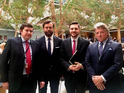 El parlamentario conservador británico Andrew Lewer, el vicesecretario de Relaciones Internacionales de Vox, Iván Espinosa de los Monteros; el diputado del Partido Conservador en Escocia, Ross Thomson; y el militante de Vox Javier García.