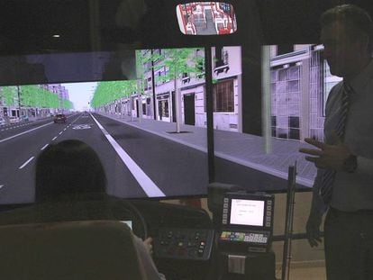 Una conductora de autobús de la EMT practica en el nuevo simulador de la empresa pública. 