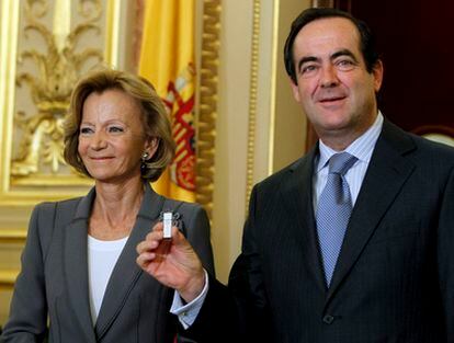 La vicepresidenta económica, Elena Salgado, junto a José Bono con la memoria en la que están los Presupuestos del Estado para 2011.