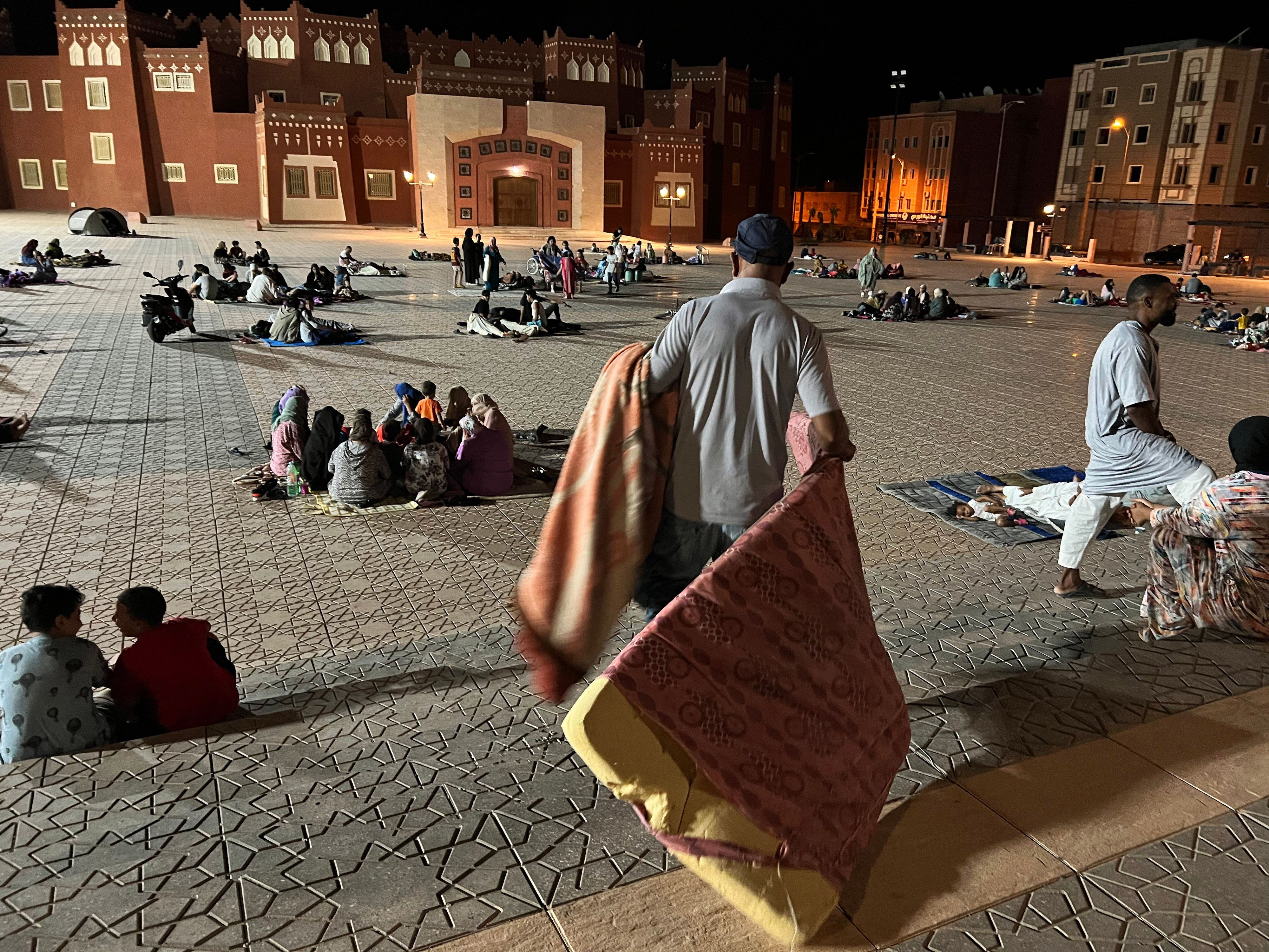 Residentes de Uarzazat pasan la noche en una plaza tras el seísmo.