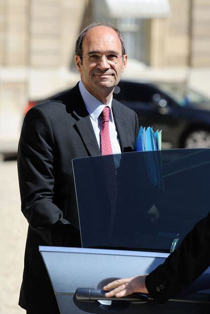 El ministro francés de Trabajo, Eric Woerth, a su salida del Elíseo tras la reunión semanal del Gabinete.
