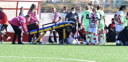 La jugadora del Rayo Camila Sáez, atendida el pasado domingo por los médicos del Athletic.