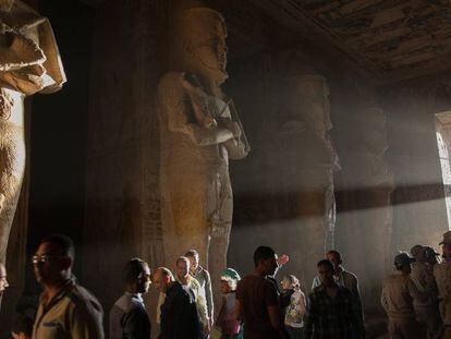 Turistas visitan el templo de Abu Simbel. 