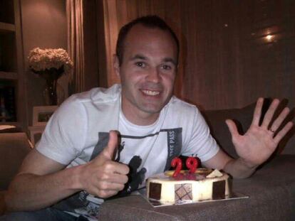 Iniesta celebra el título y su cumpleaños.