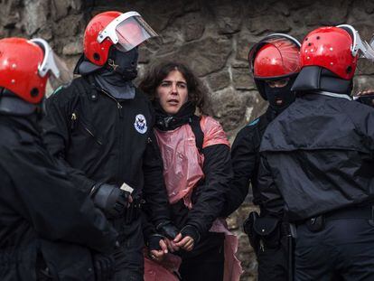 La colaboradora de ETA Urtza Alkorta (c), en el momento de su detención por agentes de la Ertzaintza. El arresto ha tenido lugar después de tres horas de dispositivo de la policía autónoma vasca, que se ha saldado sin enfrentamientos, aunque con al menos tres detenidos por resistencia a la autoridad.