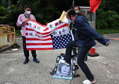 Un manifestante prochino pisotea una imagen de Nancy Pelosi en una protesta frente al consulado de Estados Unidos en Hong Kong, este miércoles. 