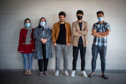 Un grupo de refugiados afganos acogidos en un hostal de Madrid.