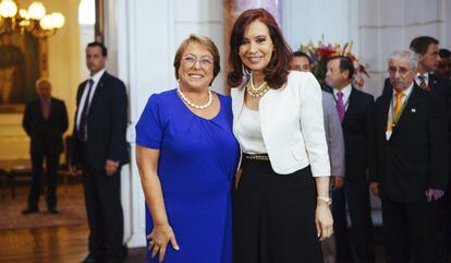 La presidenta electa de Chile, Michelle Bachelet, este lunes con la mandataria argentina, Cristina Fernández