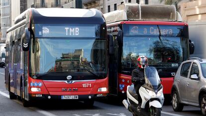 Imagen de archivo de dos autobuses de TMB dirigiéndose a cocheras.