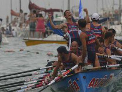 Los remeros de la trainera de Urdaibai celebran su victoria en la bandera de la Concha de 2010, en San Sebasti&aacute;n. 