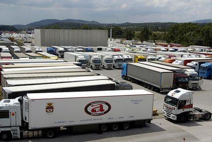 Varios camiones en uno de los aparcamientos de La Jonquera (Gerona).