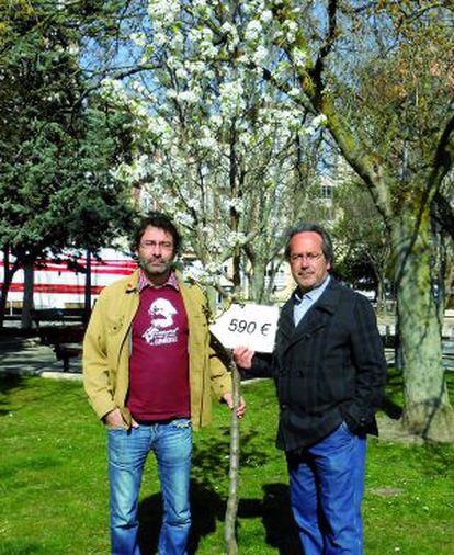 Guarido, a la derecha, en una foto que denuncia la compra de un árbol por 590 euros