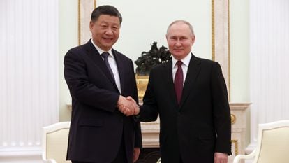 Putin y Xi se saludan al inicio de su encuentro este lunes en Moscú. 