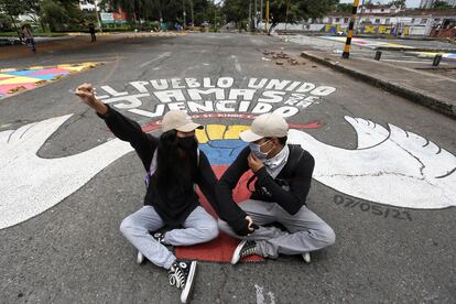 Dos jóvenes se manifiestan durante el paro nacional en el sur de Cali.