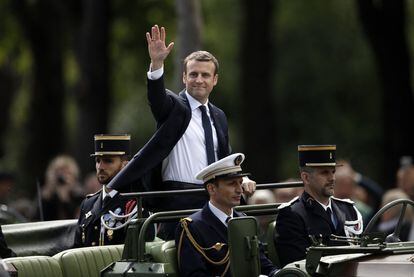 Emmanuel Macron saluda desde el coche militar en el que ha recorrido los Campos Elíseos tras su investidura como presidente.