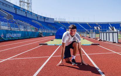 Pedri, en la pista de atletismo del estadio Petrovski, antiguo campo del Zenit.