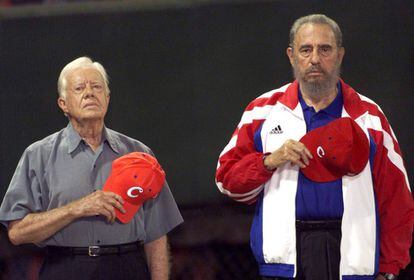 El expresidente de Estados Unidos Jimmy Carter y Fidel Castro escuchan el himno nacional cubano en el estadio de béisbol Latinoamericano en La Habana, el 14 de mayo de 2002.