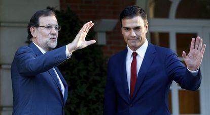  Mariano Rajoy (i), saluda al secretario general del PSOE, Pedro S&aacute;nchez.