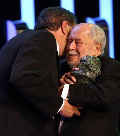 Enrique Gonzalez Macho, presidente de la Academia de Cine, entrega el Goya de Honor al veterano cineasta, Jaime de Armiñán (d).