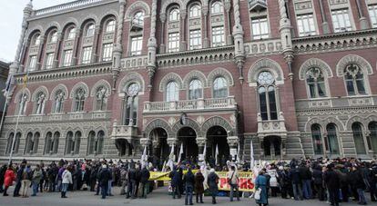 Manifestantes pedían el pasado 25 de febrero la dimisión de la gobernadora del banco central a las puertas de la entidad.