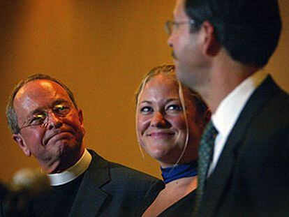 El obispo Gene Robinson (a la izquierda), junto a su hija Ella y su actual pareja, Mark Andrew, tras su ratificación.
