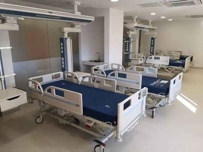 Interior de una sala de un hospital.