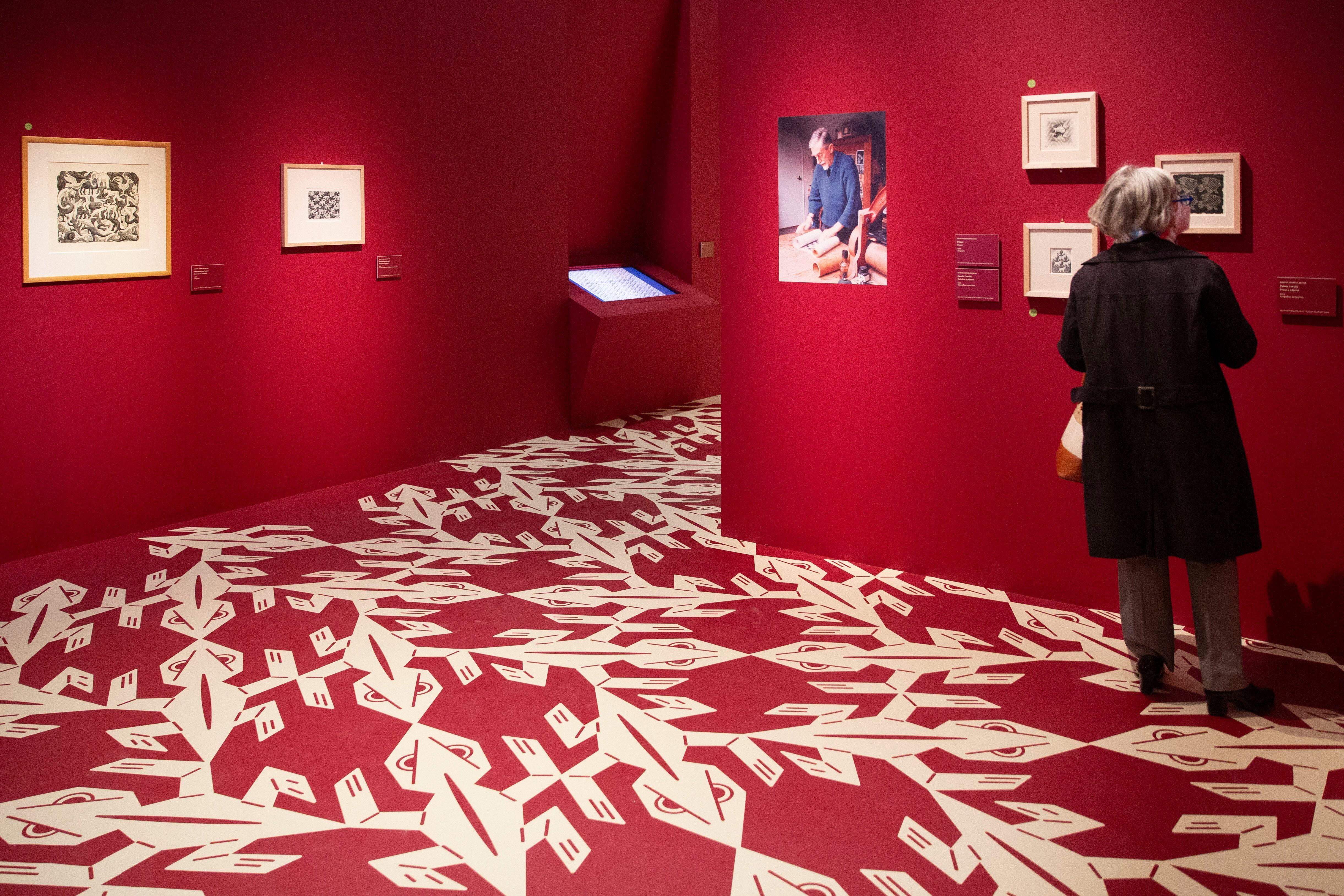 Instalación de la exposición dedicada a Maurits Cornelis Escher en las Drassanes de Barcelona.