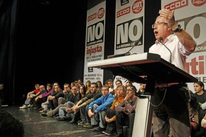 El secretario general de CCOO, Ignacio Fernández Toxo, se dirige a los asistentes a una asamblea de delegados sindicales.