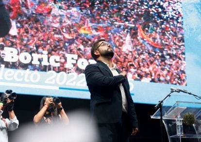 The president-elect of Chile, Gabriel Boric, speaks before tens of thousands of people in the Alameda, the main avenue of Santiago de Chile, after defeating José Antonio Kast in the second round on December 19, 2021.
