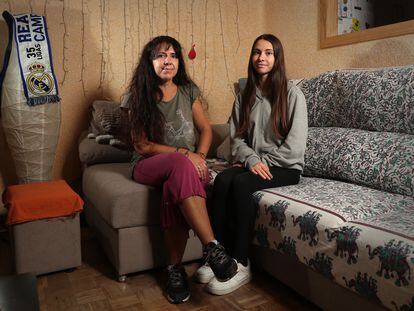 Ana y Ruth, en su casa en el barrio de Pueblo Nuevo, en Madrid