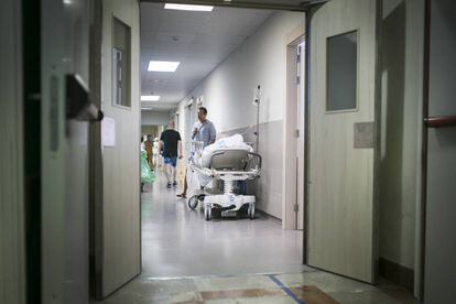 Un paciente en un pasillo de Urgencias del hospital Vall d'Hebrón de Barcelona.