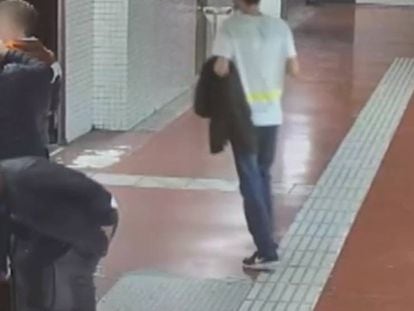 Escupitajo y robo: el método de dos carteristas en el metro de Barcelona