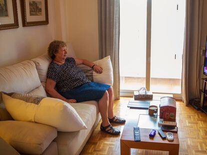 Pilar Orgaz mira la tele en el salón de su casa en Madrid, de donde no ha salido pese al final del estado de alarma.