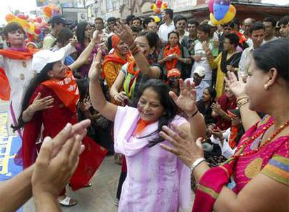 Ciudadanos nepalíes celebran en las calles de Katmandú el fin de la monarquía.