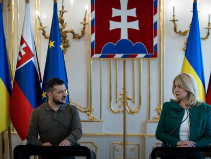 El presidente ucranio, Volodímir Zelenski, y la presidenta eslovaca, Zuzana Caputova, ofrecen una rueda de prensa conjunta en el Palacio Presidencial de Bratislava, Eslovaquia este viernes.