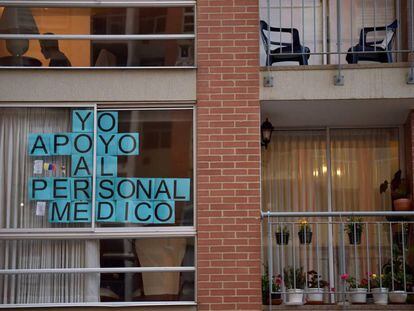 Mensaje en apoyo del personal sanitario en un edificio de Bogotá. 