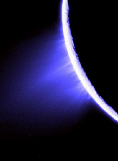 Erupciones de materia helada y gases en una imagen tomada por la nave 'Cassini' en un sobrevuelo anterior