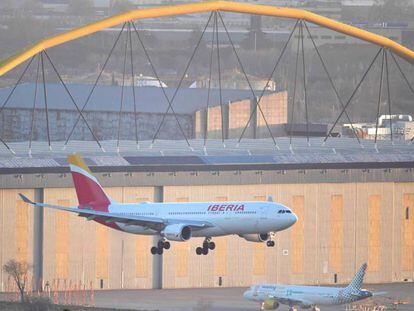 Aviones de Iberia y Vueling en el aeropuerto madrileño de Barajas.
