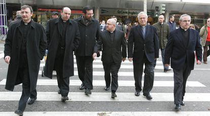 Santiago Gómez Sierra, tercero por la derecha, junto al resto de los patronos natos del Cabildo catedralicio en Cajasur, ayer en Córdoba.