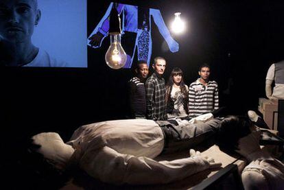 David Delfín (segundo por la izquierda) junto a tres de los adolescentes que han creado las prendas en CaixaForum.