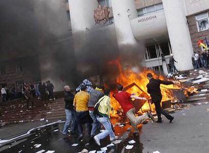 Manifestantes anticomunistas moldavos queman muebles frente al Parlamento, en Chisinau.