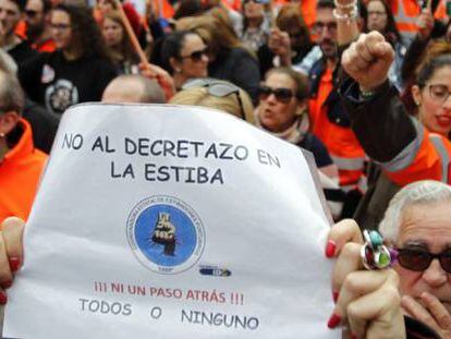 Una concentraci&oacute;n en la Plaza Alta de Algeciras (C&aacute;diz) en apoyo a los estibadores.