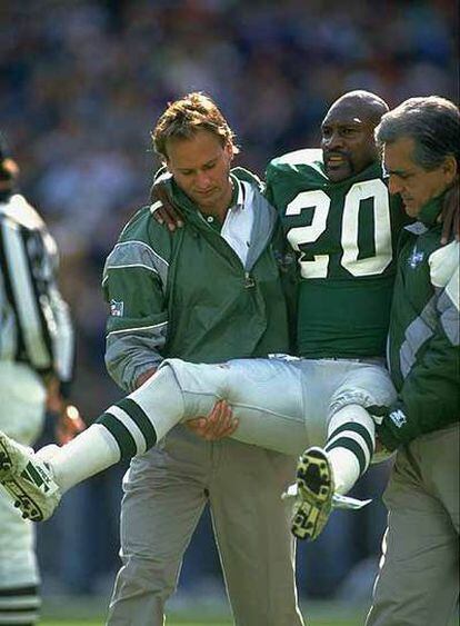 Andre Waters, cuando jugaba en la NFL, retirado por sus compañeros tras caer lesionado en un partido.